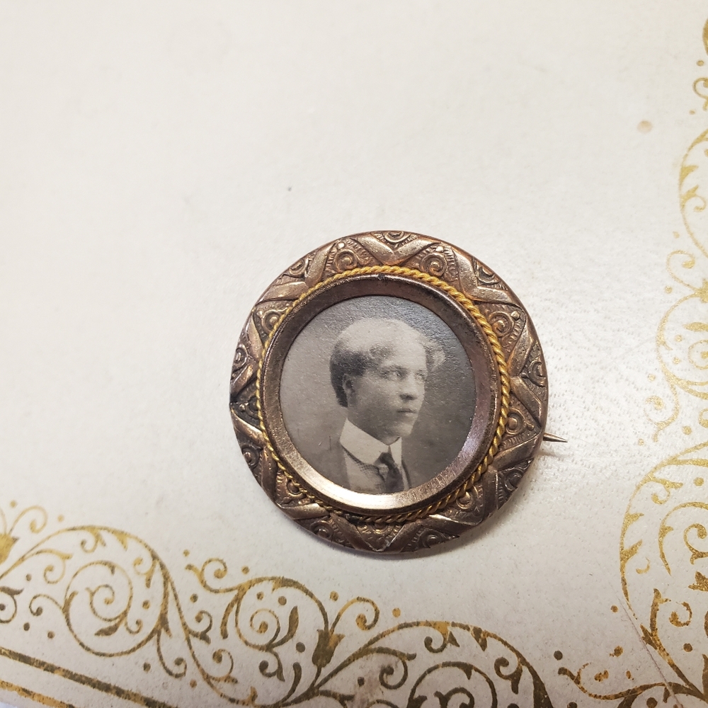 Vintage Art Nouveau Round Picture Brooch Pin Gold Filled